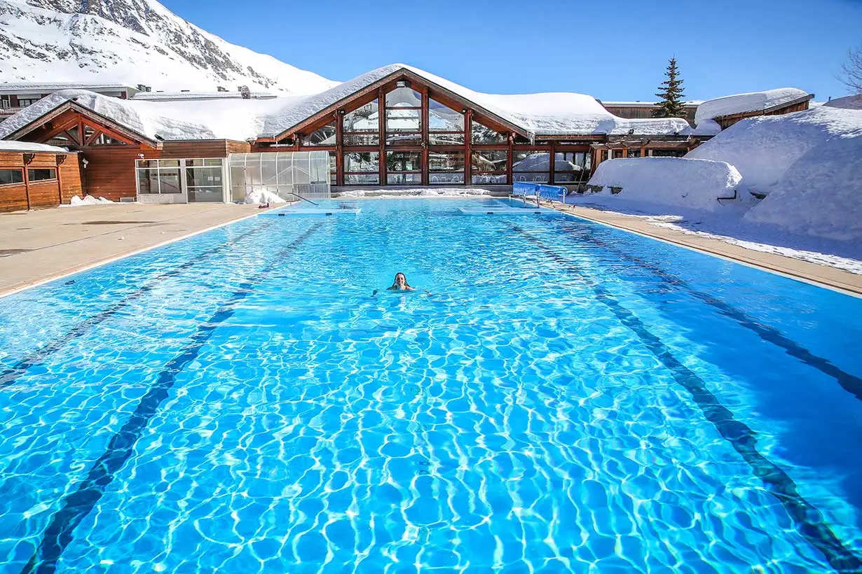 Qual a melhor estação de ski para famílias: Alpe d'Huez ou Les 2 Alpes? | Snowonline 20 PISCINA PUBLICA ALPE D HUEZ 1 Qual a melhor estação de ski para famílias: Alpe d'Huez ou Les 2 Alpes? | Snowonline -