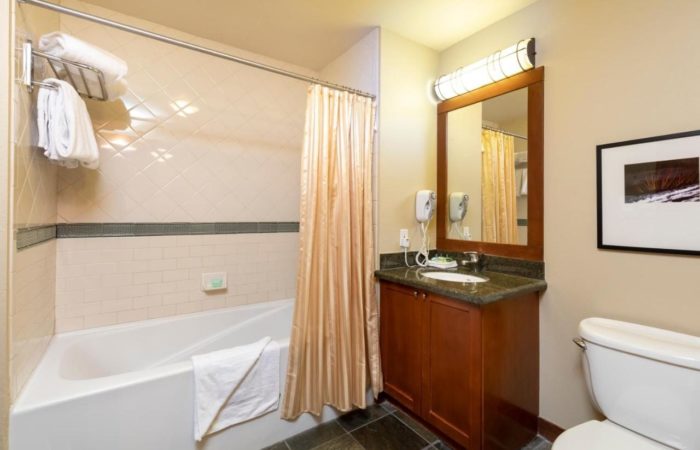 The Village - Palisades Tahoe - banheiro